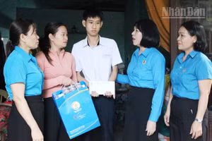 Tặng quà con đoàn viên, người lao động có hoàn cảnh khó khăn.