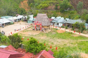 Nhà Gươl thôn R'Cung (xã Avương) được chọn làm khu vực bỏ phiếu.