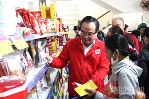 Người dân mua sắm tại Chợ Tết Nhân ái 2026.