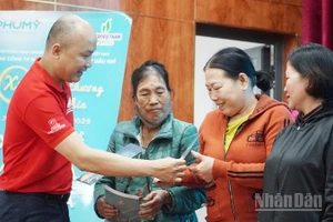 Ban tổ chức trao tặng quà Tết cho người dân khó khăn xã Hòa Tiến.