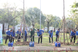 Đại biểu trồng cây hưởng ứng Tết trồng cây “Đời đời nhớ ơn Bác Hồ”.