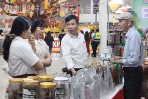 Người dân tham quan, mua sắm sản phẩm đặc trưng các phường, xã.