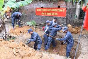 Cán bộ, nhân viên Chi đội Kiểm ngư số 3 tích cực tham gia xây dựng công trình nhà vệ sinh cho đồng bào dân tộc Cor.