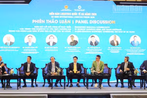 Các đại biểu thảo luận tại Diễn đàn.