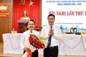 Bí thư Thành ủy Đà Nẵng Lê Ngọc Quang tặng hoa chúc mừng tân Chủ tịch Ủy ban Mặt trận Tổ quốc Việt Nam thành phố Đà Nẵng.