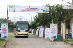 Những chuyến xe đầu tiên đã lăn bánh, đưa người lao động về quê ăn Tết.