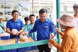 Thực hiện mô hình “Tuổi trẻ Đà Nẵng - Gieo điều tử tế”, Thành Đoàn đã triển khai Nồi cháo yêu thương tại Bệnh viện Phụ Sản Nhi Đà Nẵng.