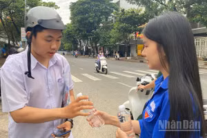 "Tiếp sức" cho các thí sinh.