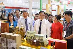 Đại biểu tham quan các gian hàng.