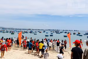 Người dân và du khách theo dõi, cổ vũ các đội thi tại Châu Thuận.