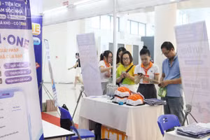 Đại biểu tham quan, tìm hiểu sản phẩm, ứng dụng công nghệ mới tại Triển lãm.