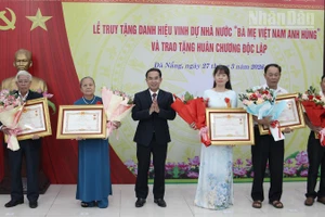 Trao danh hiệu Bà mẹ Việt Nam anh hùng cho thân nhân các mẹ. 