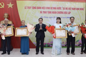 Trao danh hiệu Bà mẹ Việt Nam anh hùng cho thân nhân các mẹ. 