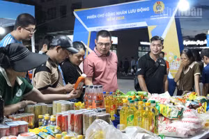Đoàn viên, người lao động và nhân dân trên địa bàn mua sắm tại phiên chợ.