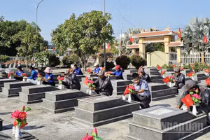 Đoàn viên, thanh niên chỉnh trang, làm đẹp Nghĩa trang Liệt sĩ Tam Giang (xã Núi Thành).