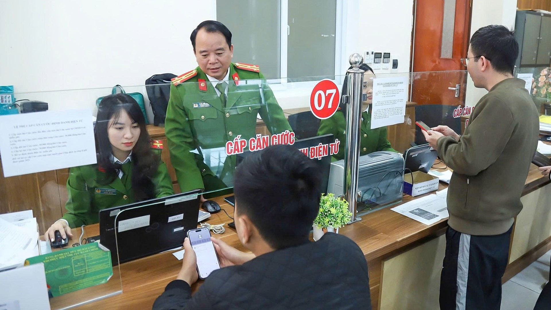 Các đơn vị trên địa bàn trực 24/24 giờ để tiếp nhận, xử lý hồ sơ liên tục. 2.jpg
