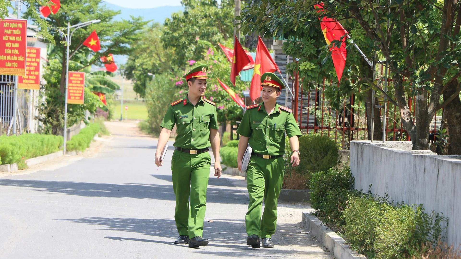 Thiếu tá Nguyễn Viết Đăng và đồng nghiệp. chiensi6.jpg