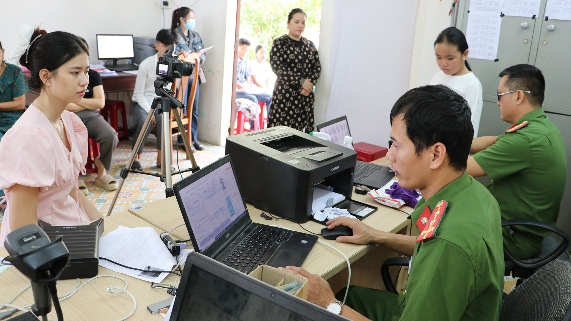 Cán bộ, chiến sĩ Công an xã Tiên Phước hỗ trợ người dân cấp căn cước công dân tại trụ sở. 14.jpg