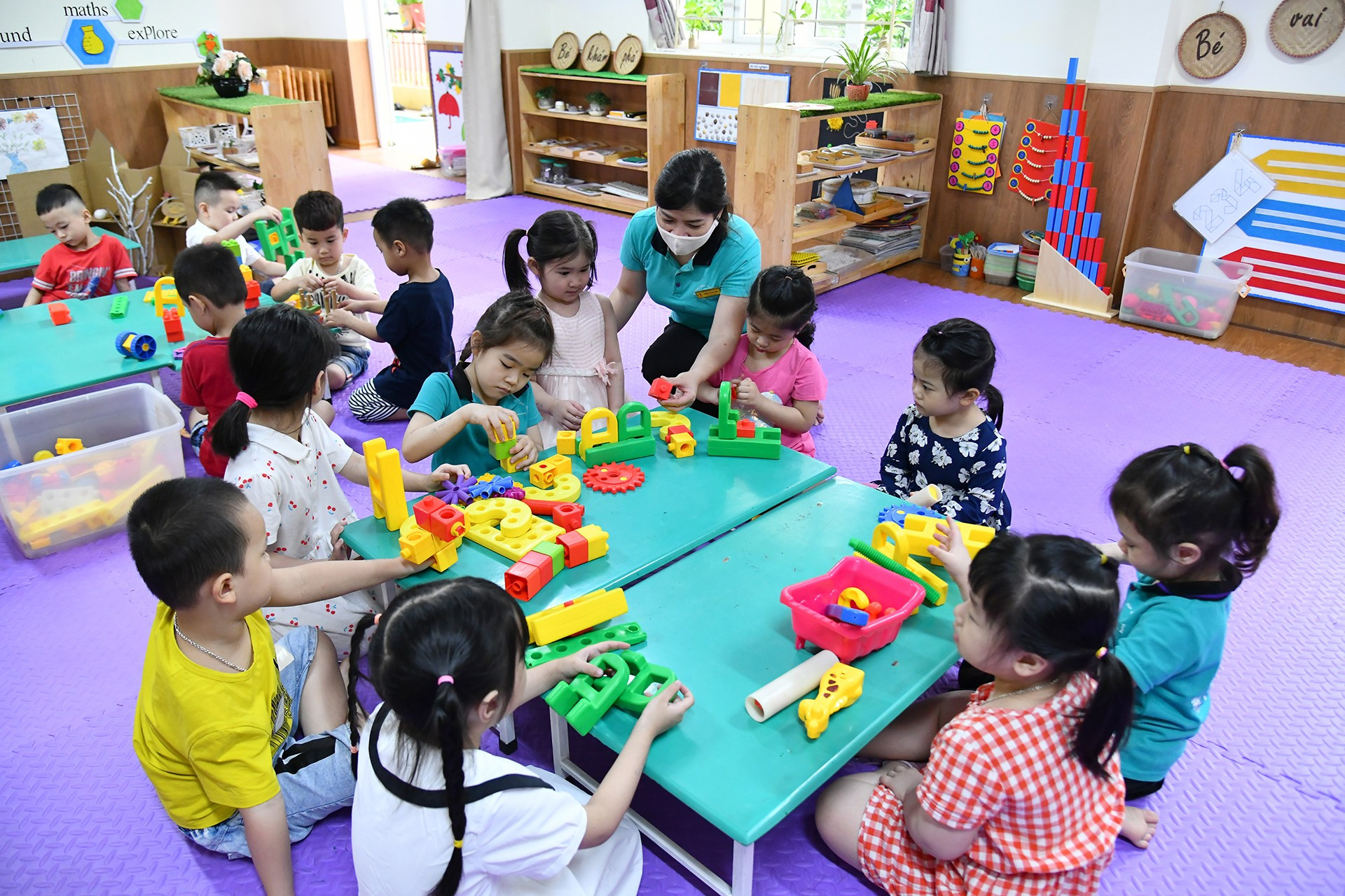 Giờ học của cô và trò Trường mầm non Vĩnh Hưng (Hà Nội). (Ảnh: ĐĂNG KHOA) cotro.jpg
