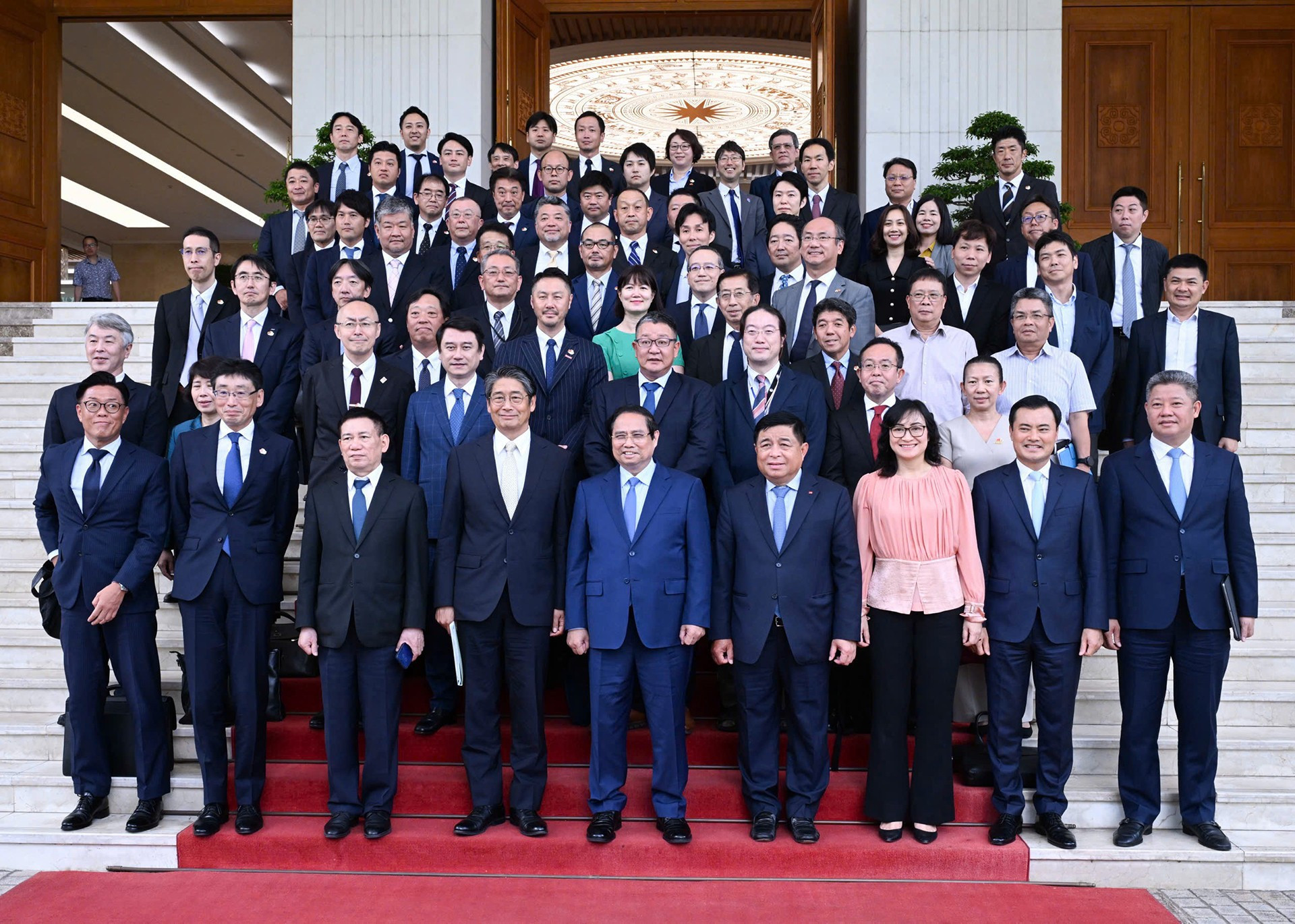 Thủ tướng Phạm Minh Chính và các đại biểu tham dự buổi tọa đàm. td5.jpg