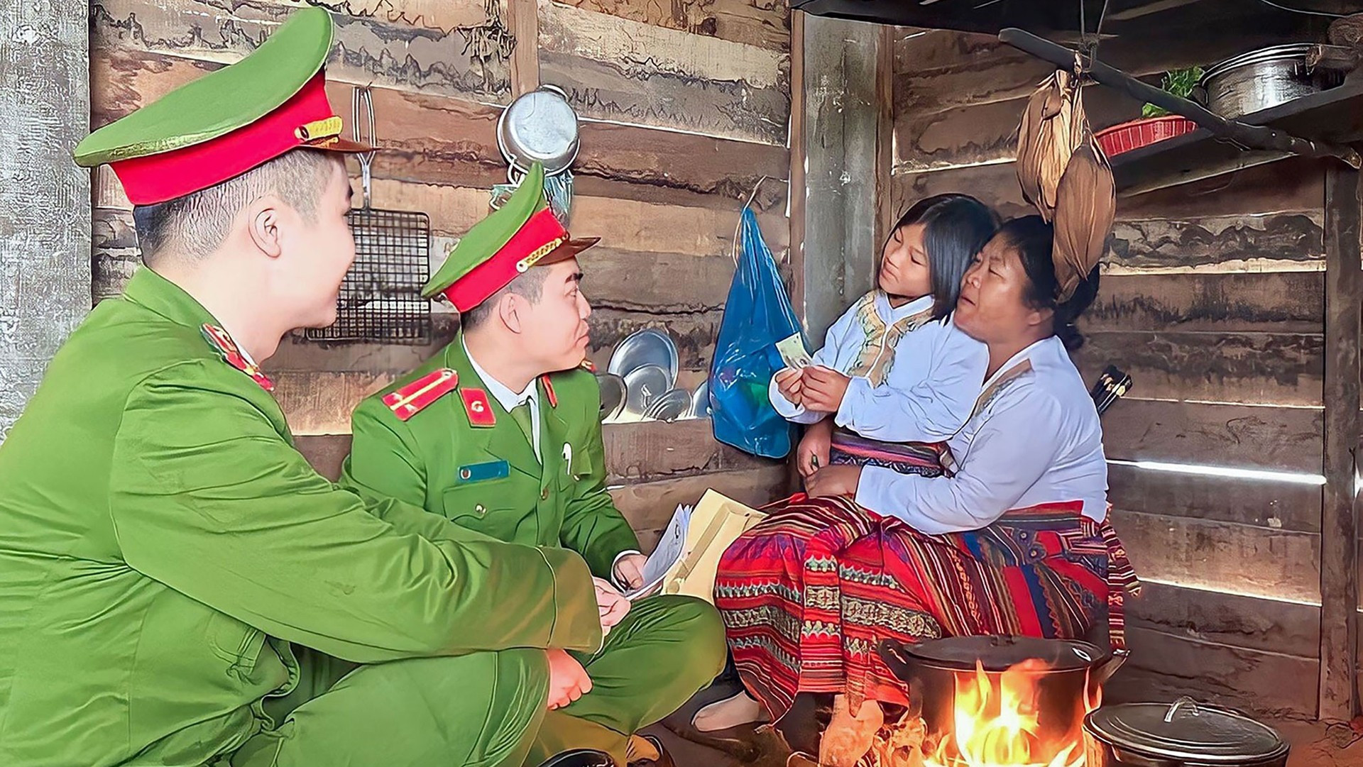 Lực lượng công an đến từng nhà điều tra cơ bản, lập danh sách rà soát, chia các nhóm đối tượng, làm hết việc không hết giờ... nỗ lực phục vụ nhân dân ngày càng tốt hơn. 4.jpg