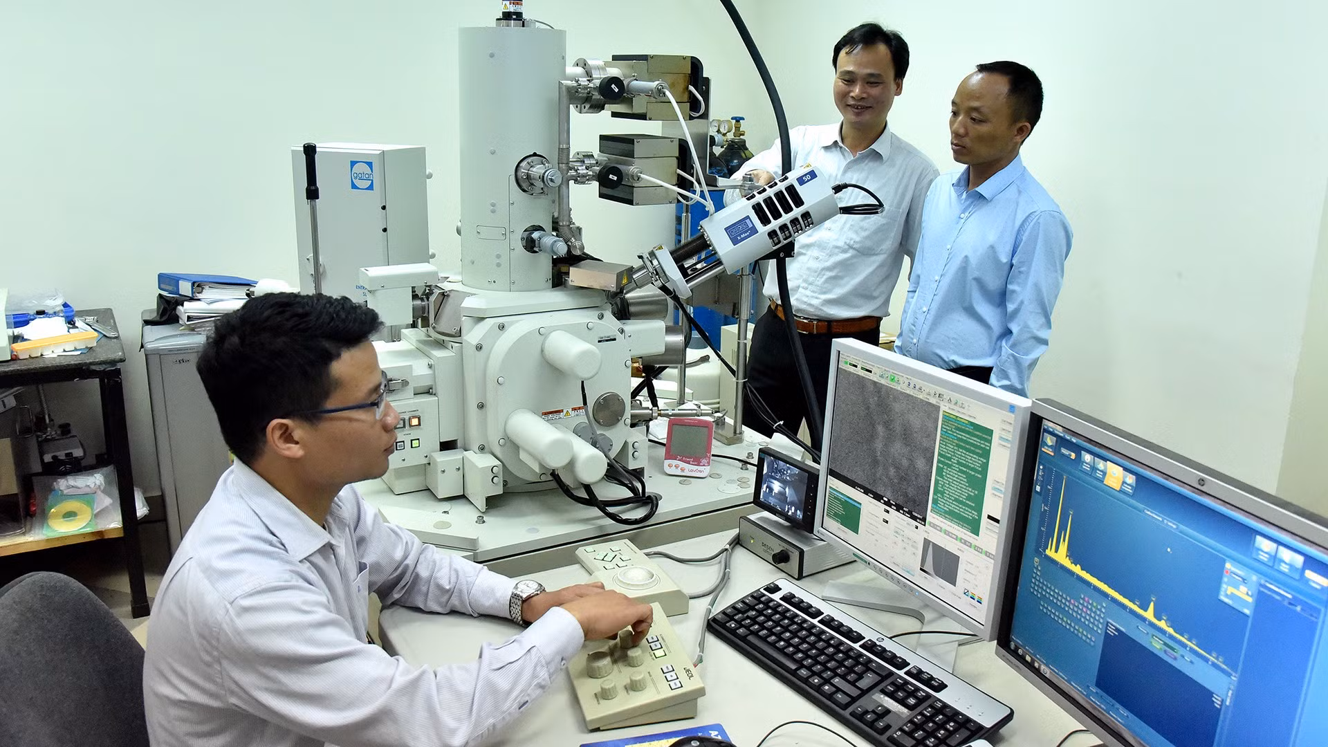 Nghiên cứu sinh nghiên cứu khoa học trong phòng thí nghiệm tại Đại học Bách khoa Hà Nội. (Ảnh: NGUYỄN ĐĂNG)