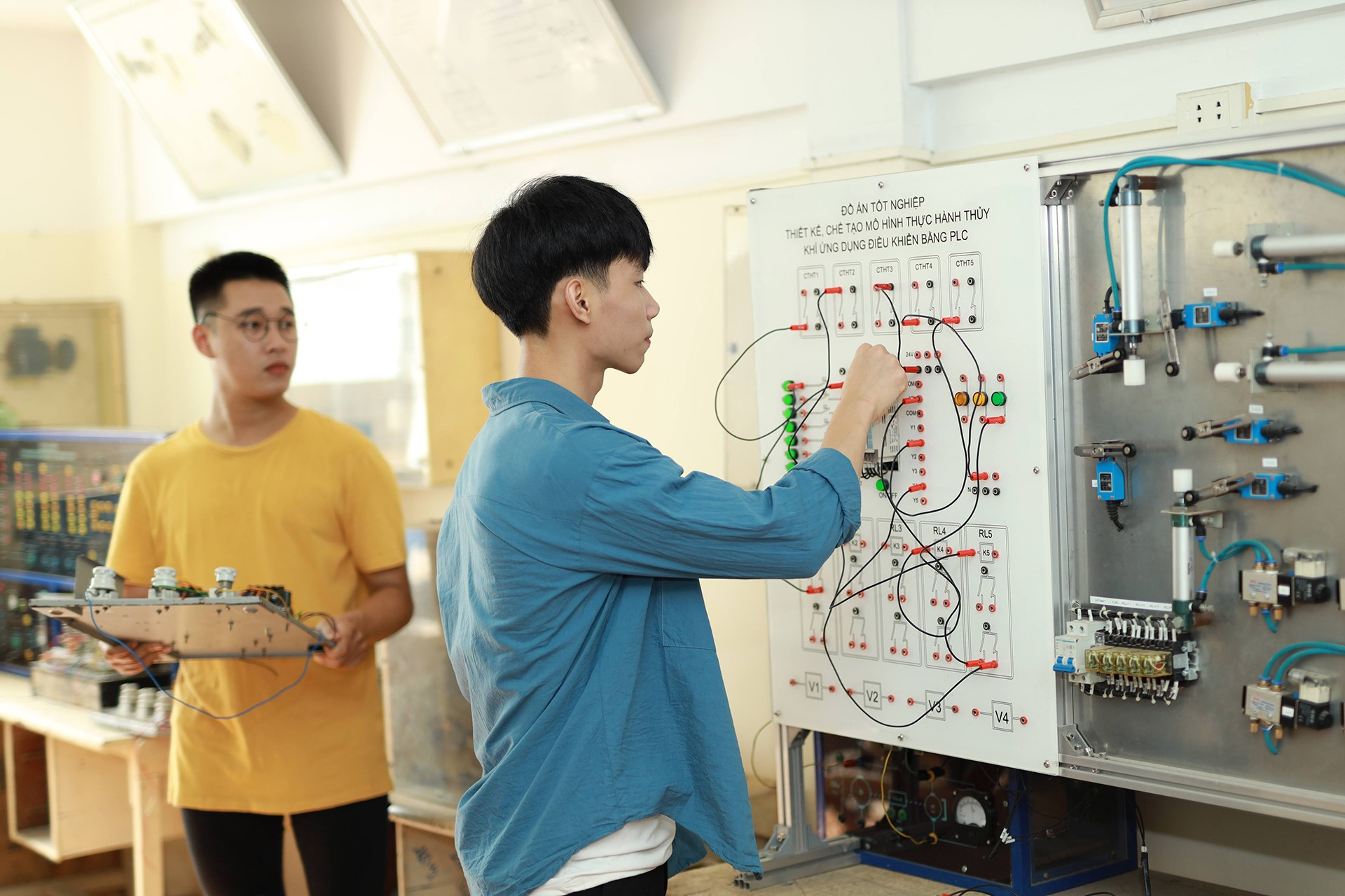 Giờ thực hành của sinh viên Khoa Điện-Cơ điện tử, Đại học Phương Đông. (Ảnh: THẾ ĐẠI) nc3.jpg