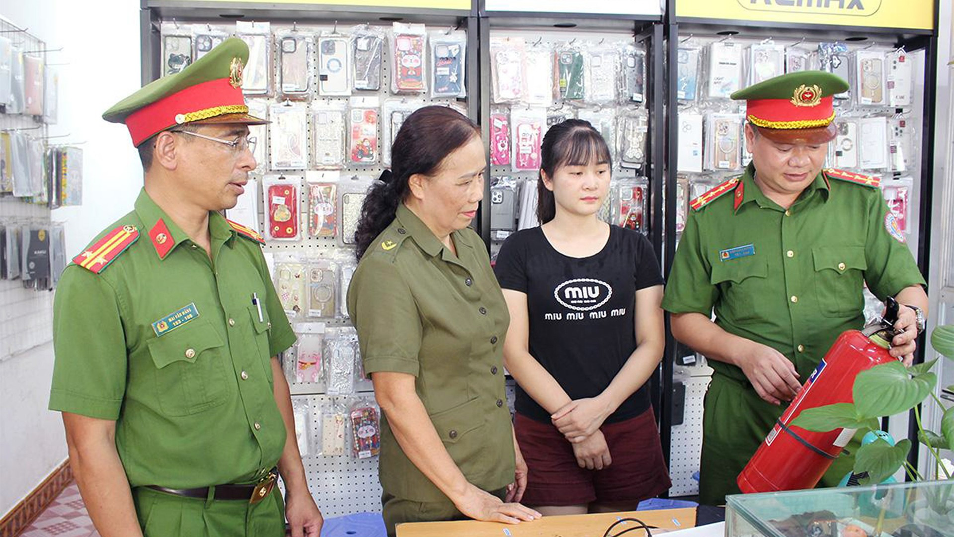 Thành viên tổ an ninh trật tự tổ 13, phường Hà Giang phối hợp công an phường tuyên truyền các hộ kinh doanh chấp hành quy định an toàn phòng cháy, chữa cháy. tq2.jpg