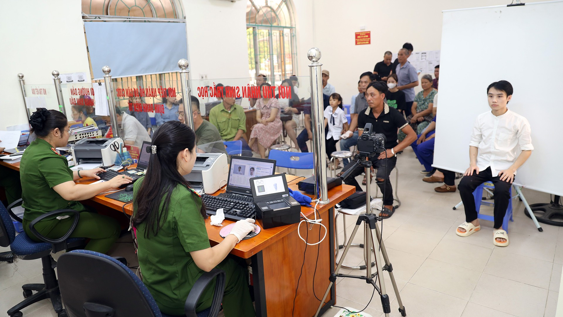 Công an tỉnh Tuyên Quang bố trí 37 điểm thu nhận hồ sơ cấp căn cước và tài khoản định danh điện tử tại các xã, phường tạo thuận lợi cho người dân. tq2.jpg