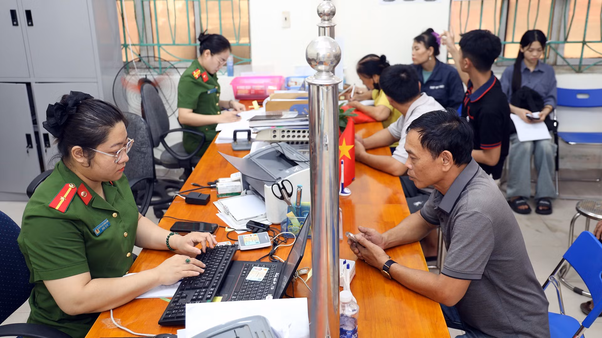 Người dân đến thực hiện thủ tục cấp căn cước tại điểm thu nhận thuộc Phòng Cảnh sát Quản lý hành chính về trật tự xã hội, Công an tỉnh Tuyên Quang được hướng dẫn nhiệt tình, chu đáo.