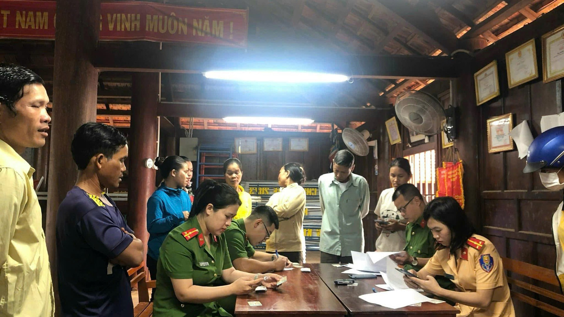 Không quản ngày đêm, cán bộ Công an xã Pờ Y tích cực hỗ trợ người dân làm VNeID.