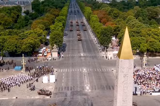 Tổng thống Pháp Emmanuel Macron cùng đội kỵ binh của Vệ binh Cộng hòa tiến vào quảng trường Concorde. Được tổ chức trên đại lộ nổi tiếng thế giới Champs-Élysées, cuộc diễu binh có sự tham gia của gần 6 nghìn binh sĩ, hiến binh, cảnh sát và nhân viên cứu hộ, cứu hỏa…