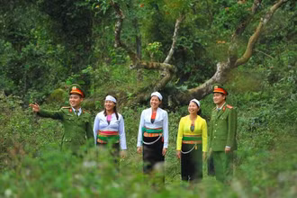 Chiến sĩ công an nhân dân tuần tra địa bàn cùng đồng bào dân tộc thiểu số. (Ảnh TTXVN)
