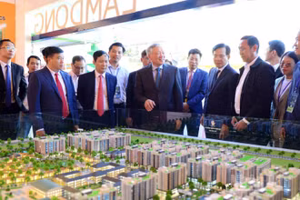 Ủy viên Bộ Chính trị, Phó Thủ tướng Thường trực Chính phủ Nguyễn Hòa Bình và đại biểu tham quan khu vực giới thiệu các dự án đầu tư tại Lâm Đồng.