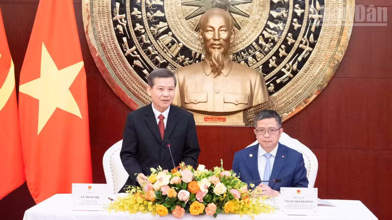 Đồng chí Lê Minh Trí thăm và làm việc với Đại sứ quán Việt Nam tại Trung Quốc