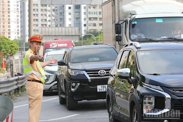 Cảnh sát giao thông điều hành giao thông tại các tuyến đường cửa ngõ Thủ đô. (Ảnh: Báo Nhân Dân)