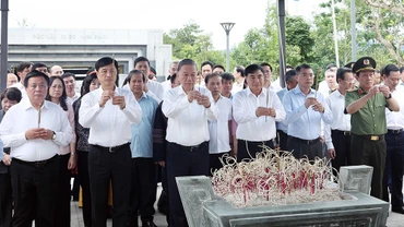 Tổng Bí thư Tô Lâm dâng hương tưởng niệm tại Đền thờ Liệt sĩ ở chiến trường Điện Biên Phủ. (Ảnh: TTXVN)