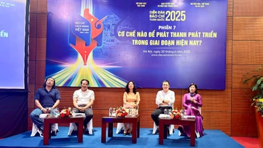 Phiên thảo luận diễn ra dưới sự điều hành của bà Lưu Thị Thanh Hà, Phó Giám đốc Trung tâm Báo chí và Truyền thông thành phố Hải Phòng, Phó Chủ tịch Hội Nhà báo thành phố Hải Phòng (giữa ảnh).