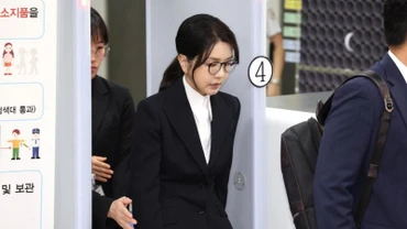 Bà Kim Keon Hee, vợ của cựu Tổng thống Hàn Quốc Yoon Suk-yeol, xuất hiện tại Tòa án quận trung tâm Seoul, Hàn Quốc, ngày 12/8/2025. (Ảnh: Tân Hoa Xã)