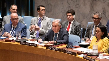 Tổng Thư ký Liên hợp quốc Antonio Guterres (giữa) phát biểu tại cuộc họp Hội đồng bảo an Liên hợp quốc ở New York, Mỹ, ngày 20/6/2025. (Ảnh: THX/TTXVN)