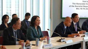Phó Chủ tịch nước Võ Thị Ánh Xuân làm việc với Chủ tịch Lombardy Attilio Fontana. (Ảnh: TTXVN)