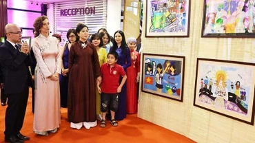 Phu nhân Tổng Bí thư, bà Ngô Phương Ly và Tổng Giám đốc UNESCO Audrey Azoulay thăm Bảo tàng Phụ nữ Việt Nam. (Ảnh: TTXVN) 