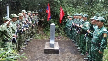 Thực hiện nghi thức chào cột mốc và trao đổi thông tin liên quan.