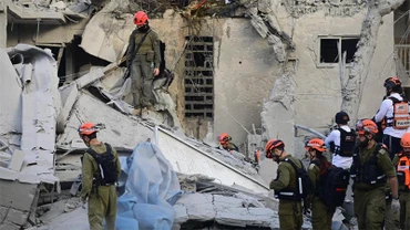 Lực lượng an ninh và cứu hộ Israel làm nhiệm vụ tại hiện trường vụ tấn công tên lửa từ Iran ở Bnei Brak, miền trung Israel, ngày 16/6/2025. (Ảnh: Tân Hoa Xã)