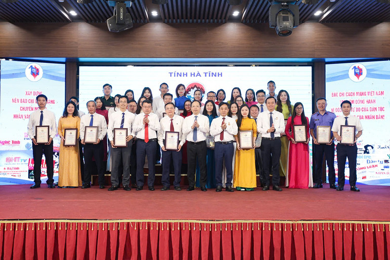 Lãnh đạo tỉnh Hà Tĩnh trao giải Báo chí Trần Phú năm 2024 cho các tác giả, nhóm tác giả. nt2.jpg