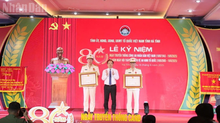Bí thư Tỉnh ủy Hà Tĩnh Nguyễn Duy Lâm trao Huân chương chiến công hạng Nhì cho đồng chí Đại tá Phạm Thanh Phương, Phó Giám đốc Công an tỉnh và Huân chương chiến công hạng Ba cho đồng chí Thượng tá Nguyễn Quốc Hùng, Phó Giám đốc Công an tỉnh. ndo_tl_chha3-1805.jpg