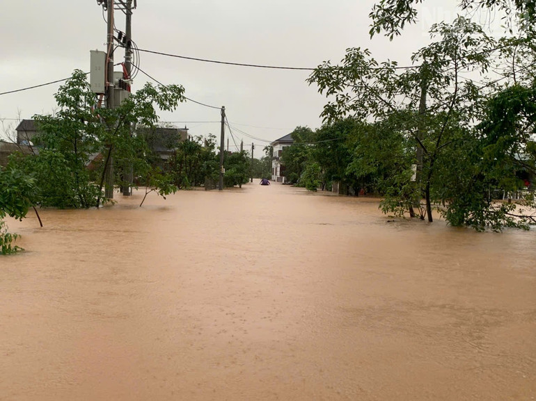 Hầu hết các tuyến đường ở xã Cẩm Duệ đã bị nước lũ phong tỏa. ndo_tr_l10.jpg