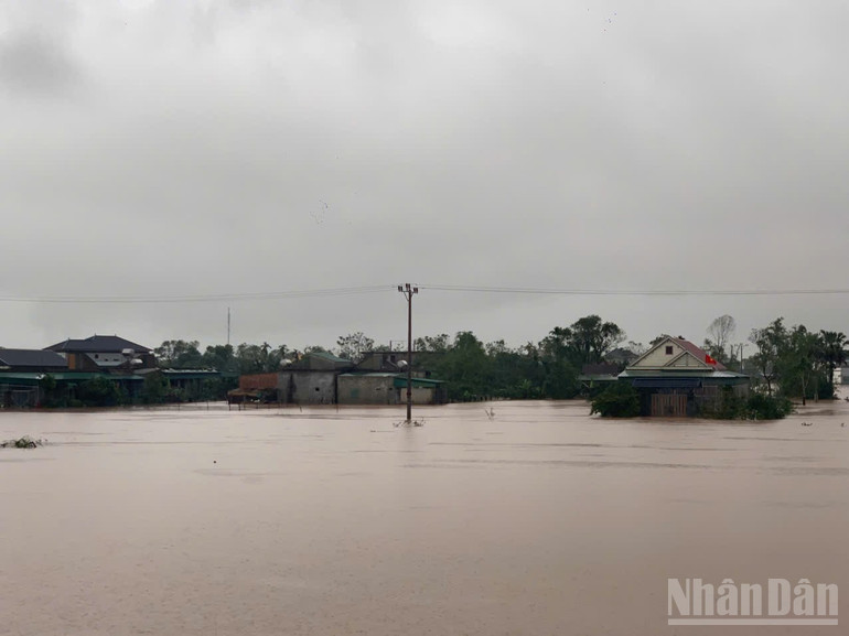 Theo thống kê, toàn xã Cẩm Duệ đã có hơn 1.500 nhà dân bị ngập nước, 46 tuyến đường liên thôn, liên xã chìm trước mưa lũ. ndo_br_l3.jpg