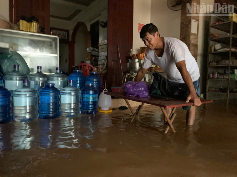 Người dân chủ động di dời tài sản, kê cao đồ đạc trước khi lũ về. ndo_tr_l8.jpg