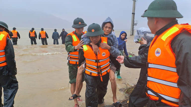 Các lực lượng vũ trang hỗ trợ người dân sơ tán khỏi nơi ngập lụt ở Vũng Áng. mvc2.jpg